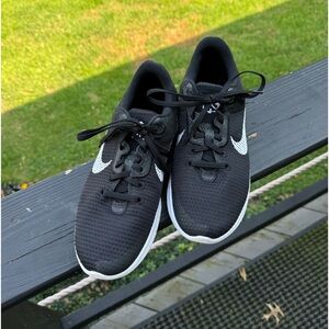 Nike Tanjun Running Sneakers - Women 10.5 / Men 8.5 LIKE NEW